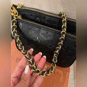Black pochette crossbody bag